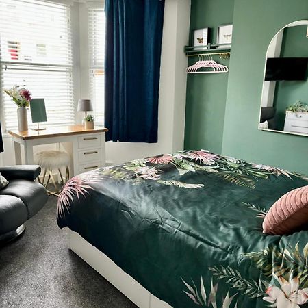 Stylish And Chic Seaside Apartment Саутенд-он-Си Экстерьер фото